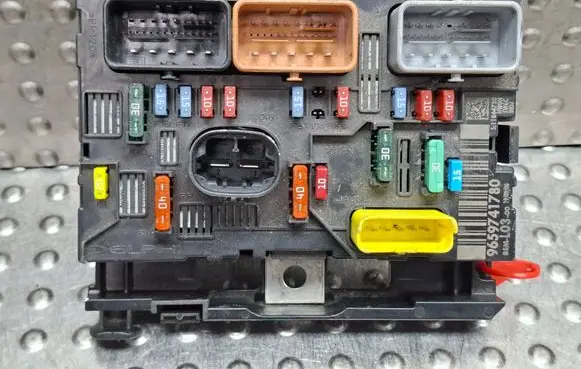 Citroen C3 Picasso Fuse module S27635084 9659741780