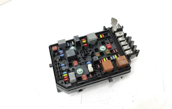 Opel Astra K Fuse module 39040853 812461952