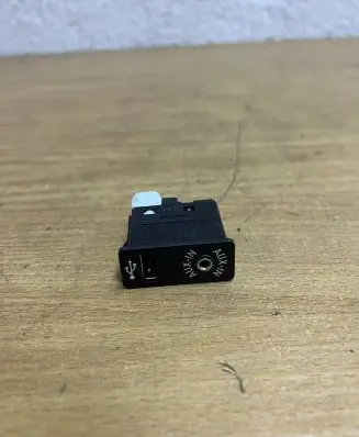 BMW 5 F10 F11 AUX in-socket connector 8410923765301 D9352