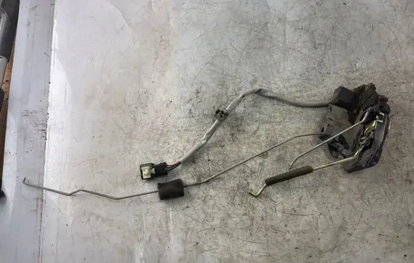 KIA Carens I Front door lock