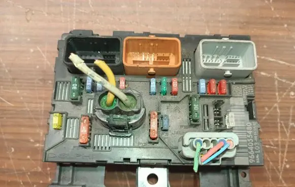 Citroen C3 Fuse module 9664055480