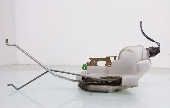 Mitsubishi Pajero Front door lock