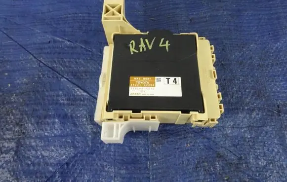 Toyota RAV 4 (XA40) Fuse module 8273042821