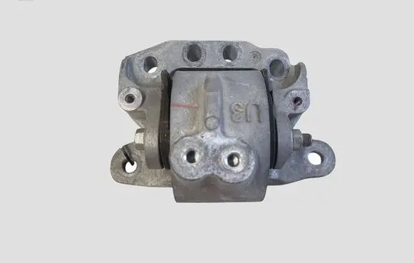 Toyota RAV 4 (XA50) Engine mount bracket