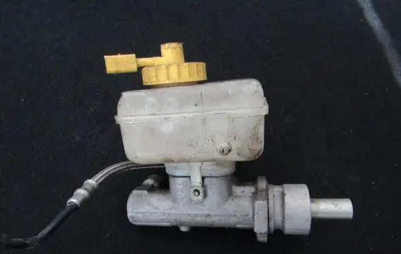 Volkswagen Golf IV Master brake cylinder 21027099