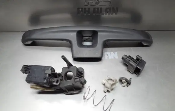 Renault Trafic II (X83) Tailgate lock latch 8200007345