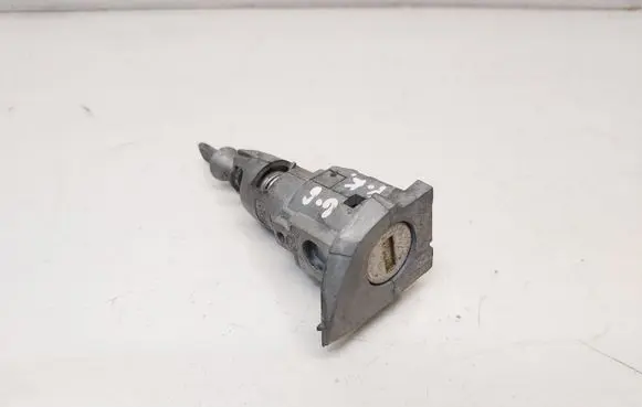 Volkswagen Golf VI Front door lock (next to the handle) 