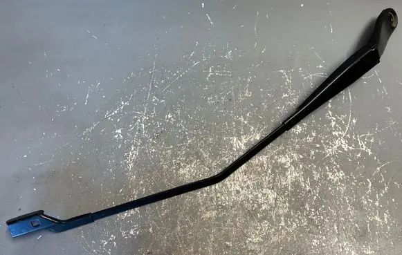 Front wiper blade arm