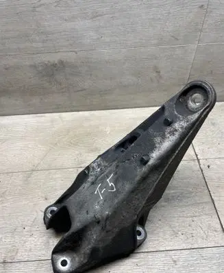 Volkswagen Transporter - Caravelle T5 Engine mounting bracket 7H0199370J SI9C03 7H0199370K