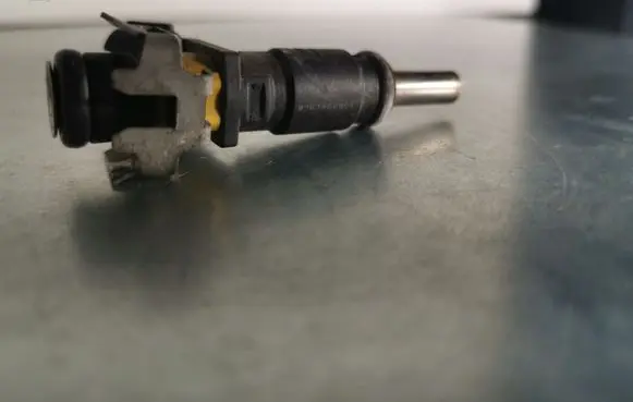 Mini Cooper Countryman R60 Fuel injector V7528176