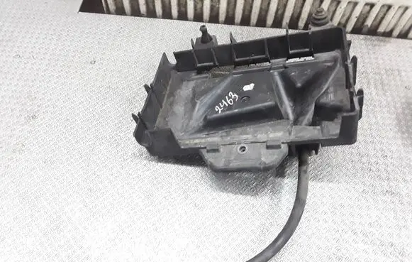 Volkswagen Polo IV 9N3 Battery tray 6Q0915331