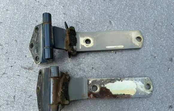 Nissan Patrol Y61 Tailgate/trunk/boot hinge 90400VB060 90410VB060