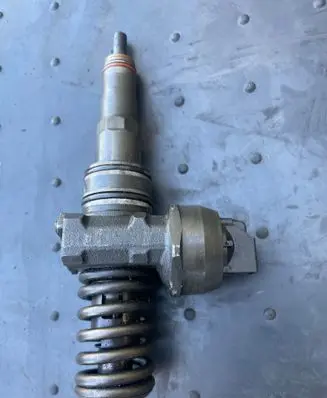 Volkswagen Golf IV Fuel injector 038130073
