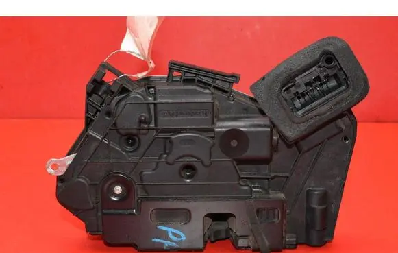 Volkswagen Cross Polo Front door lock 5K1837016