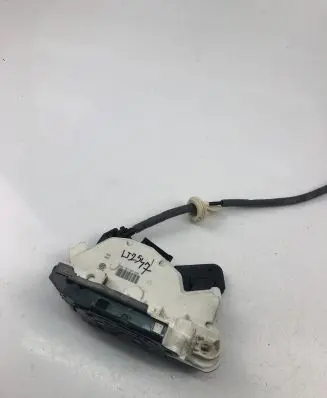 Volkswagen Golf VII Front door lock 5K1837015E