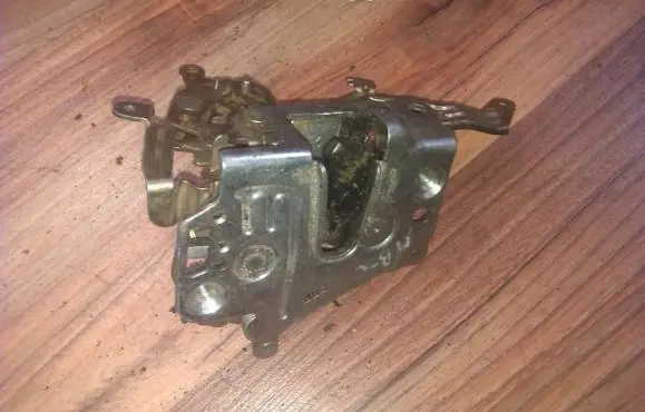 Mercedes-Benz C W202 Rear door lock 2027300535