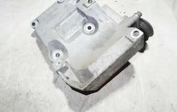 Audi A4 S4 B6 8E 8H A/C compressor mount bracket 038260885C