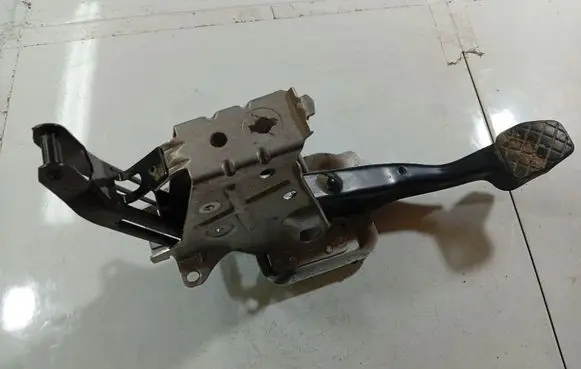 Skoda Octavia Mk2 (1Z) Clutch pedal 1K1721057AD