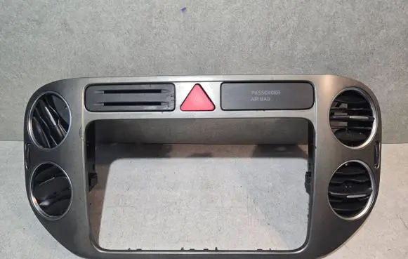 Volkswagen Tiguan Radio/GPS head unit trim 5M0858071K