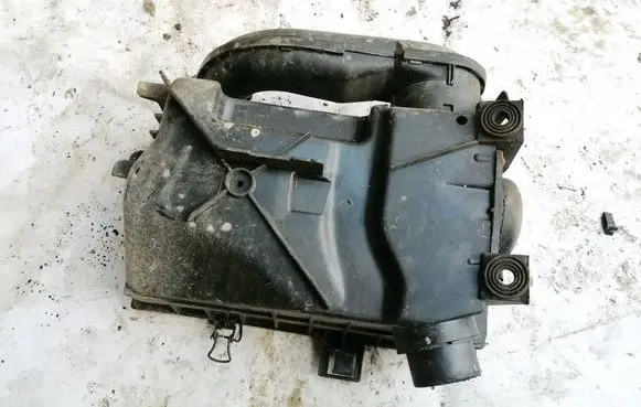 Volkswagen PASSAT B4 Air filter box 