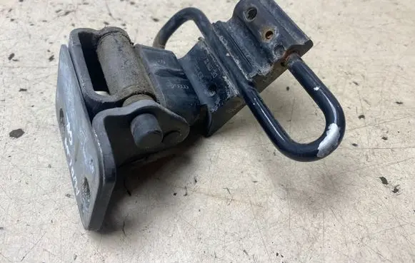 Audi A4 S4 B6 8E 8H Rear door lower hinge 8E0833411