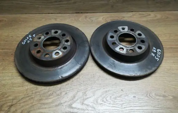 Volkswagen Golf V Front brake disc