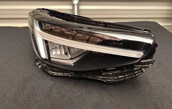 Volvo XC40 Headlight/headlamp 32404660
