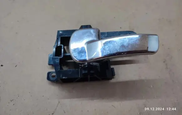 Nissan Qashqai+2 Front door interior handle