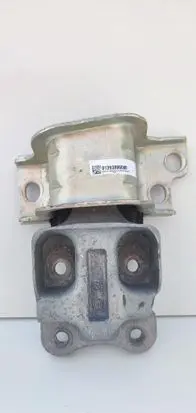 Engine mounting bracket