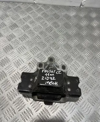 Volkswagen PASSAT CC Engine mount bracket 3C0199555