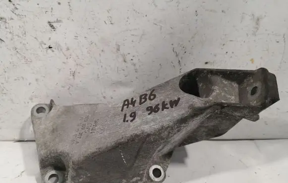 Audi A4 S4 B6 8E 8H Engine mounting bracket 8E0199307A