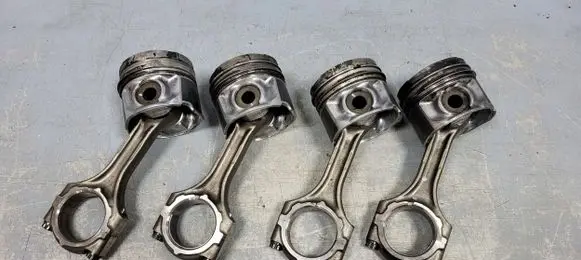 Toyota Avensis T250 Piston with connecting rod
