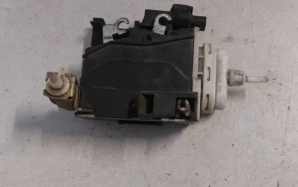 Audi A4 S4 B5 8D Front door lock 8D2837016A