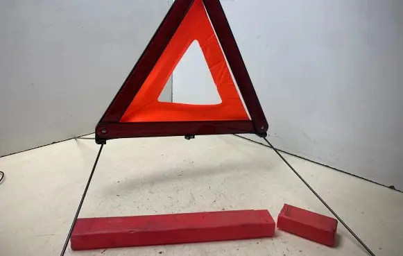 Volkswagen Golf IV Emergency warning sign 27R030028