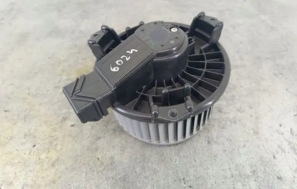 Toyota Yaris Heater fan/blower AV1371DENSO