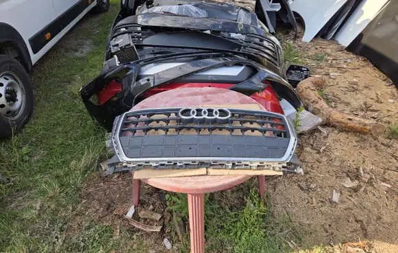 Audi Q2 - Front bumper upper radiator grill 81A853651H