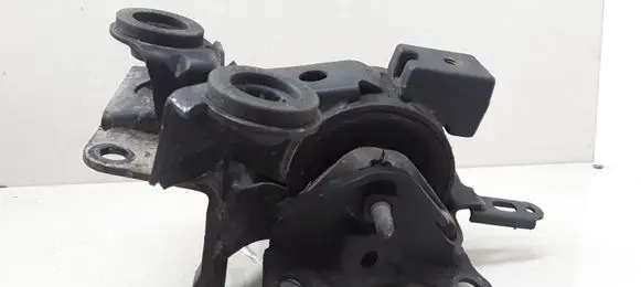 Nissan Primera Engine mount bracket