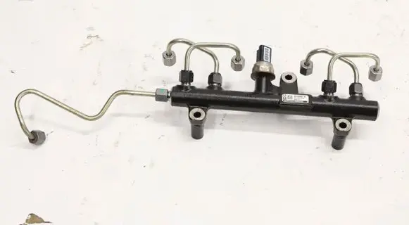 Ford Kuga II Fuel injector supply line/pipe 9681909680