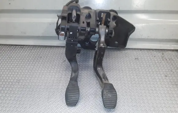 Opel Corsa D Pedal assembly 55703354