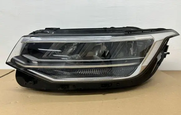 Volkswagen Tiguan Headlight/headlamp 5NB941035C