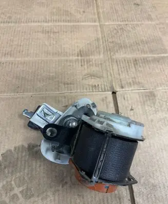 Middle seatbelt (rear)