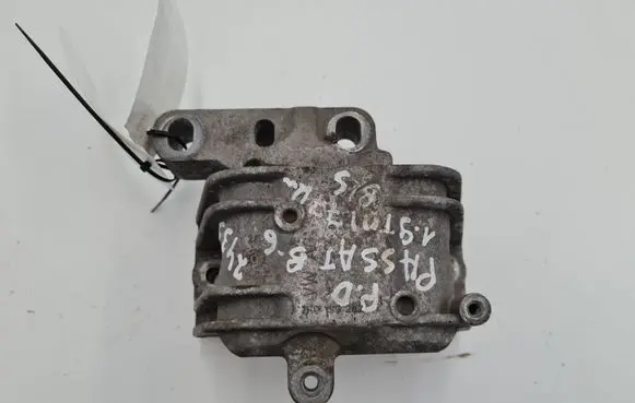 Volkswagen PASSAT B6 Engine mount bracket 1K0199262