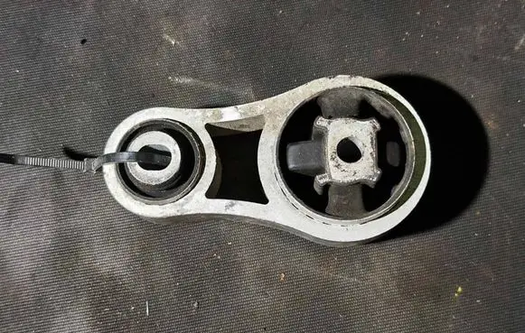 Opel Vivaro Engine mount bracket