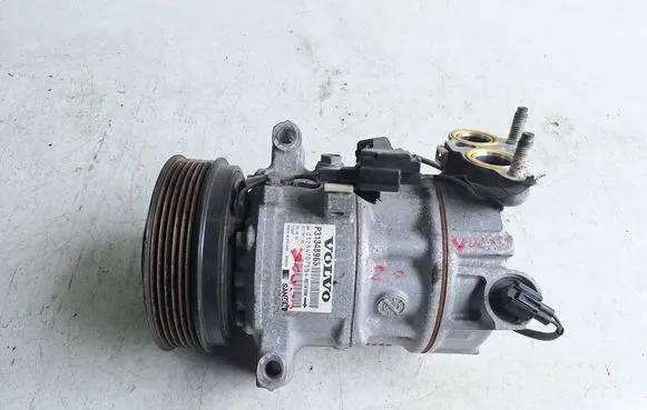 Volvo V40 Cross country Air conditioning (A/C) compressor (pump) 31348965 032347075B4