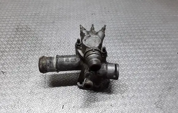 Volkswagen PASSAT B5 Engine coolant pipe/hose 038121133A