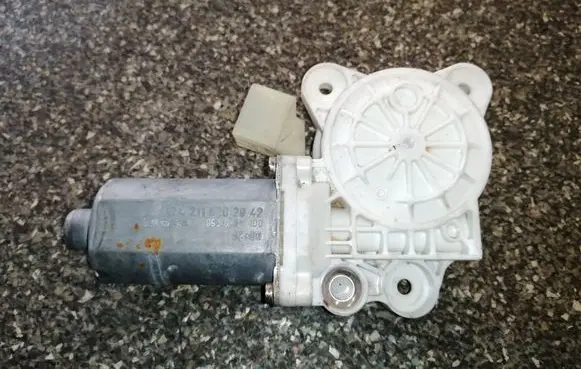 Mercedes-Benz E W211 Front door window regulator motor A2118202942