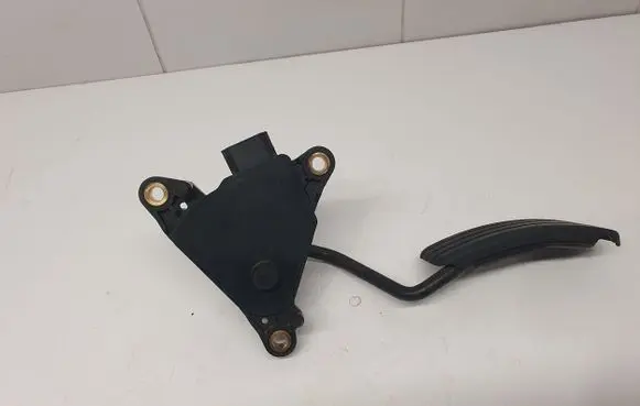 Accelerator throttle pedal