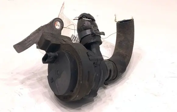 Volkswagen Tiguan Oil filter mounting bracket 5Q0965567J
