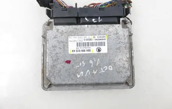 Skoda Octavia Mk1 (1U) Engine control unit/module 06A906019AN 5WP437403