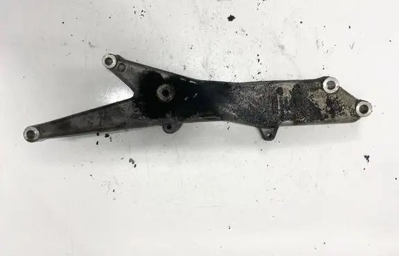 Engine mounting bracket